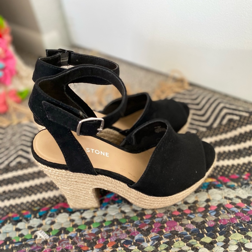 Black and tan platform wedges